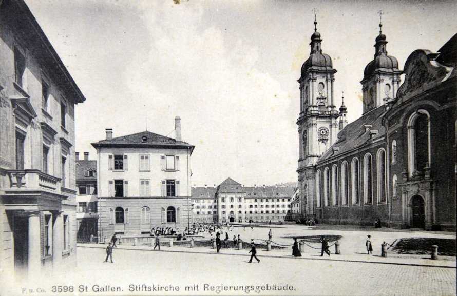 Seit den 1860er-Jahren ist die IHK resp. das Kaufmännische Directorium als deren Vorgängerorganisation im «Haus zum Engelskopf» (links im Bild) an der Gallusstrasse beheimatet. (StadtASG, PA, Steigmeier, AF128: 1905 – 1910)